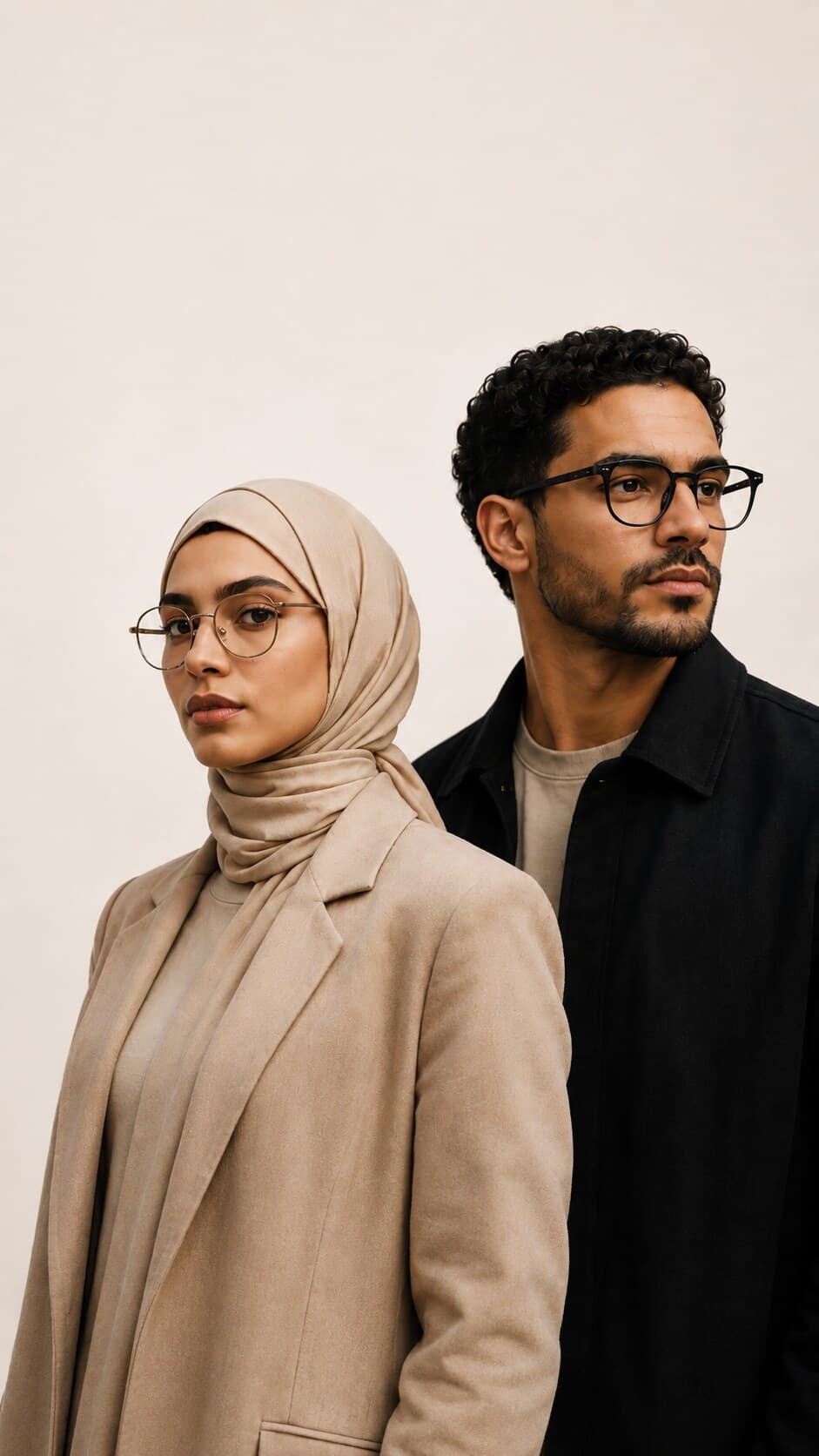 Femme et homme portant des lunettes Espace Optique