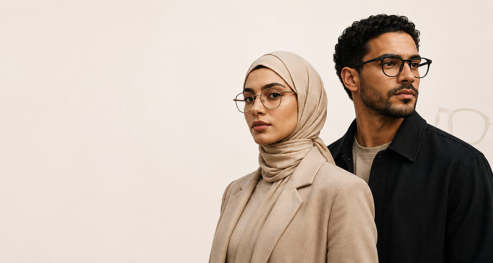 Femme et homme portant des lunettes Espace Optique